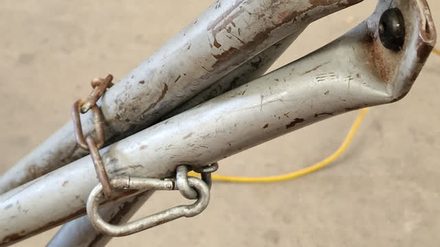 <p>Ensure the chain is securely fastened and inspect the clip to confirm it's in proper working condition.</p>
