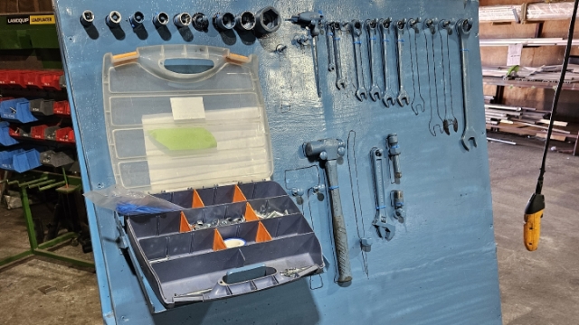 <p>Ensure toolboard is 100% ready to go, all tools are there, bolt kit, hose kit, plastic guard top, Chevron rubber, decal kit, bearings, wear pads, bearing covers, valves x2, strap, rubber pads, are all complete and in place. Floor is swept and tidy. Assy stand and assy table are in place ready to go.</p>
