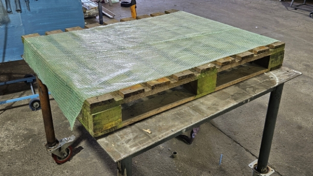 <p>Place a STRONG pallet on table and lay sheet of bubble wrap.</p>

