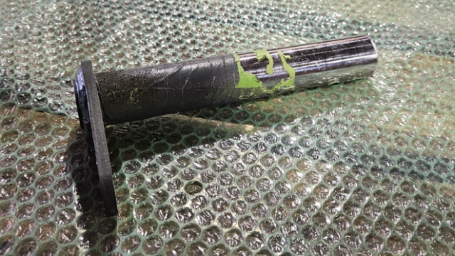 <p>Remove tape from pivot pins</p>
