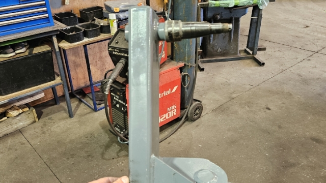 <p>Assemble this section on stand, remove tape from both shafts.</p>
