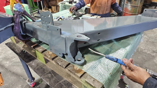 <p>Position the chassis on the pallet with the main beam parallel with the pallet edge, and the pivot clevis about 200mm in from the pallets 'strong' edge like photo.</p>
