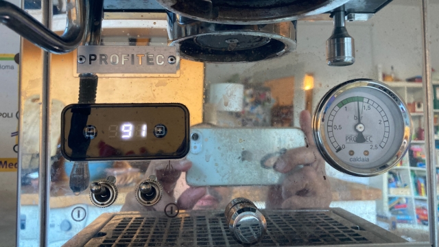 <p>Wait until the temperature reaches at least <strong>91°C</strong> and the pressure gauge moves into the <strong>green zone</strong>.</p>

