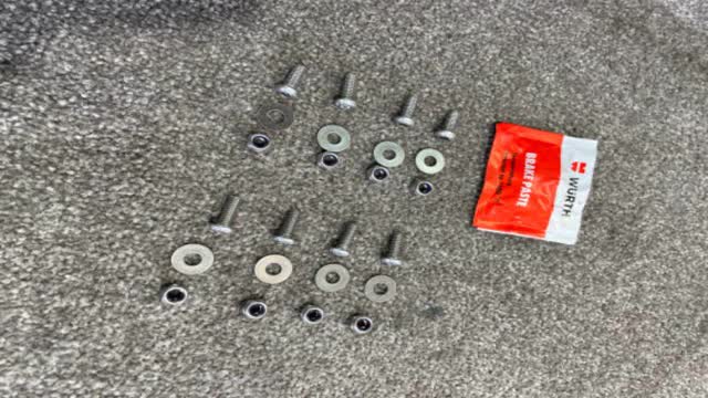 <p>Lay out the M6 bolts, nylon nuts and flat washers</p>