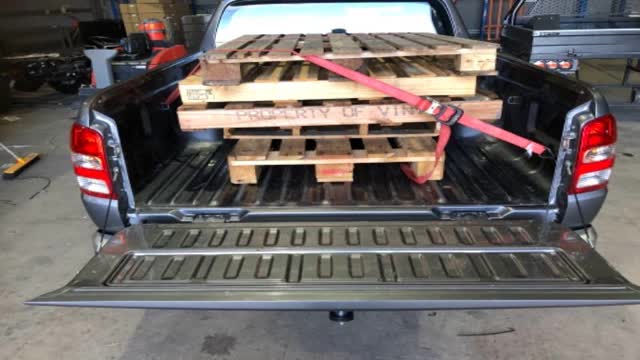 <p>Lower tailgate</p>