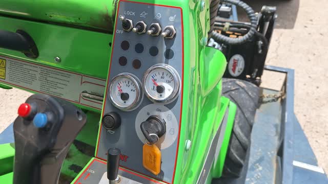 <p>Overview of the control panel on the Avant 423</p>
