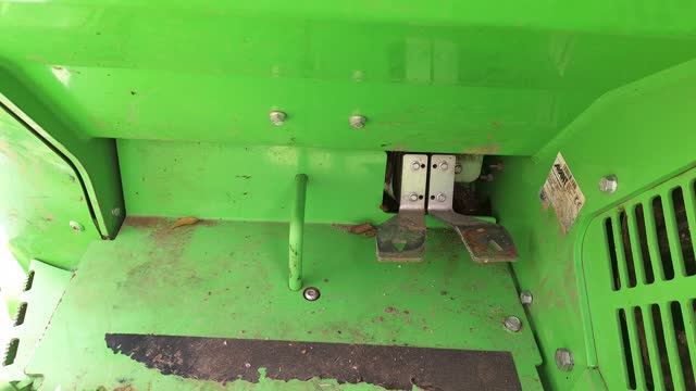 <p>Forwrad &amp; Reverse Control:
The left pedal is for reverse and the right pedal for forwards.
The machine will brake automatically when pedals are released, but on steep slopes the opposite direction pedal can be used to control machine speed.</p>
