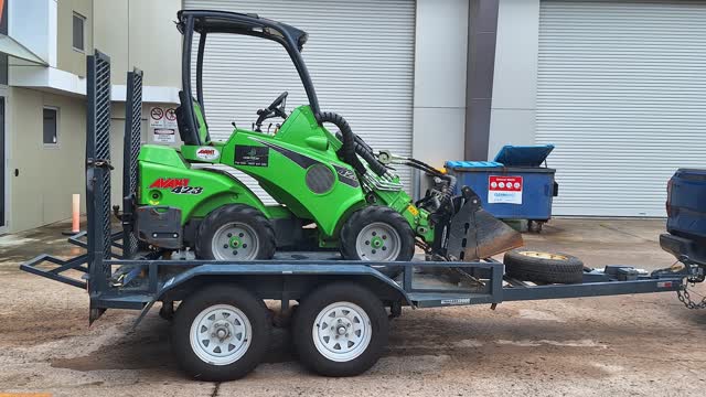 <p>Park trailer and machine on firm, level ground.</p>
