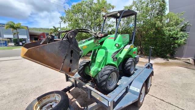 <p>Start machine, raise boom, then drive forward until front chains are slackened. Engage park brake.</p>

