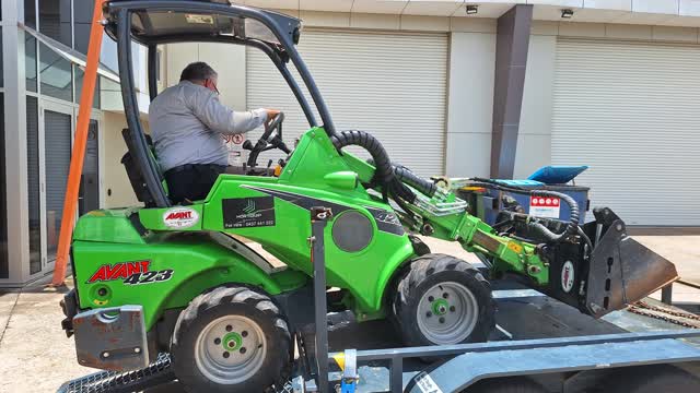 <p>RE-LOADING the machine:
Drive machine centrally onto the trailer (keeping bucket low and extended to increase traction and stabilty), moving forward until wheels are nearly at front rail of trailer. Raise boom and engage the park brake.</p>
