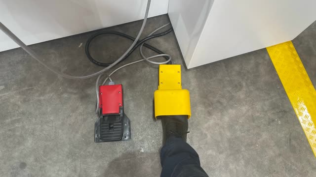 <p>Use your foot to engage the clamp by pressing down on the yellow foot pedal you will need to remove your foot to finalise engage process</p>