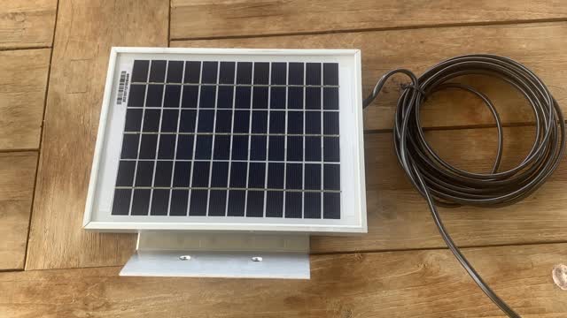 <p>One solar panel and lead.</p>