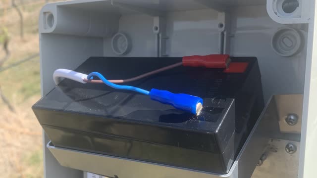 <p>Now connect the battery.
The units are now powered up and will start beeping.</p>
