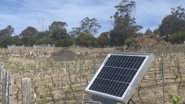<p>Face the solar panel in the right direction ( north ) and attach.</p>
