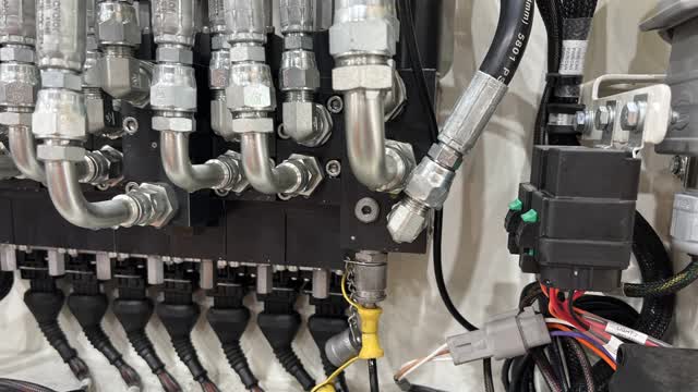 <p>Connect gauge to Hawe M port</p>