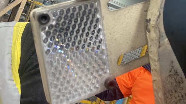<p>Reflector for seeing film/foil</p>
