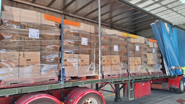 <blockquote><p><strong>Load Restraint</strong> <strong>(Configuration 2)</strong>:</p></blockquote><ul><li><p>To apply one (1) webbing restraint with edge protection across two (2) pallet rows, the following conditions <strong>MUST</strong> be met:</p></li><li><p><strong>No Gaps:</strong> Ensure no gaps between pallets.</p></li><li><p><strong>Single Layer:</strong> Pallets should be loaded in a single layer.</p></li><li><p><strong>Same Height</strong>: All pallets must be of the same height.</p></li><li><p><strong>Shrink Wrapped:</strong> Pallets must be securely shrink-wrapped.</p></li><li><p><strong>Strapped:</strong> Pallets must be strapped for stability.</p></li><li><p><strong>Combined Mass:</strong> The combined mass of four (4) pallets must not exceed 2300kg.</p></li></ul><p></p>
