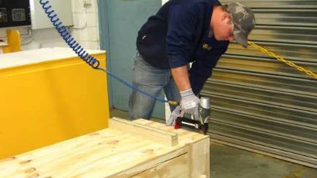 <p>Using the nail gun, secure the bottom.</p>