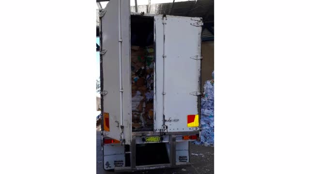 <blockquote>
<p><strong>Unloading Walking Floor Trailers (No Load Shift Identified)</strong></p>
</blockquote>
<p>If no bales are leaning against the trailer doors, close the doors, remove the safety chains or webbing, and proceed with the normal unloading process.</p>
