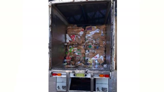 <p><strong>DO NOT</strong> load bales lengthwise across trailers or place square bales as the last row.</p>
<p>This style of load formations increase the risk of load shift and leaning against the doors during transit.</p>
