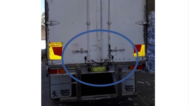 <blockquote>
<p><strong>Unloading Walking Floor Trailers</strong></p>
</blockquote>
<ul>
<li>Walking Floor trailers without safety door chains or webbing must not be unloaded.</li>
<li>Before unloading, securely attach chains or webbing to both doors. Then, open the first door slightly for a visual inspection to check if any load shift has occurred or if the load is leaning on the door.</li>
</ul>
