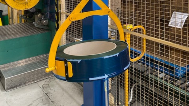 <p>The lifting movement increases the holding pressure of the clamp against the reel, so the reel will not fall.</p>
