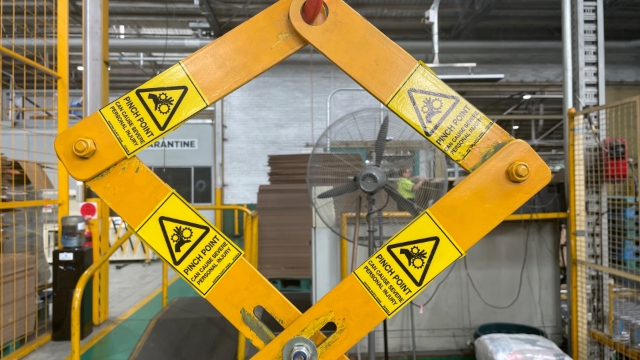 <p><strong><em>Keep hands clear of these areas as there is potential for pinch points!</em></strong></p>
