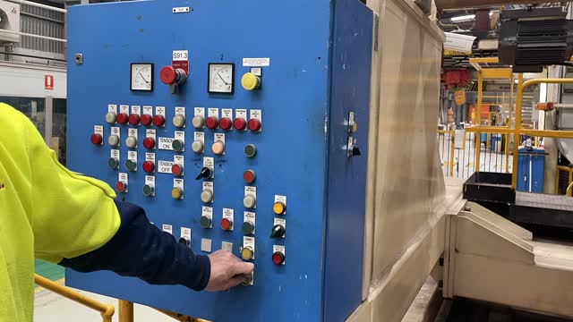 <p>Move turret to required position using the control panel buttons</p>
