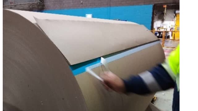 <p>Peel off the backing of tape (BOTH strips),  and attach the paper to secure the end. Cut the excess of paper.</p>
