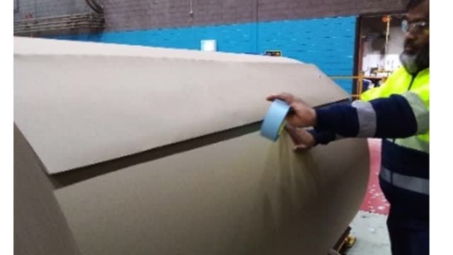 <p>Attach splice tape on the reel along the end</p>
