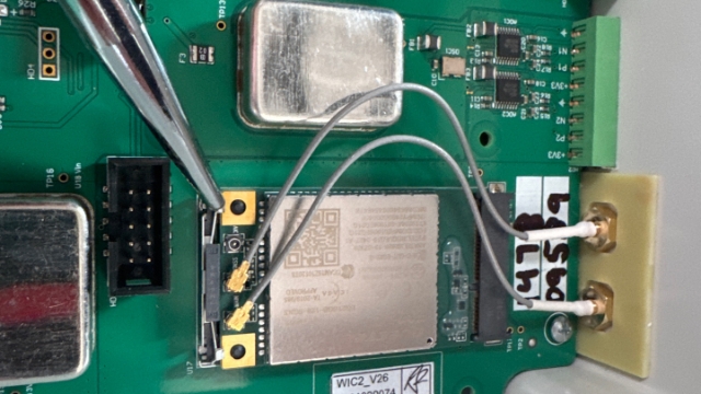 <p>Check that antenna leads are connected as shown and tabs holding the card are secure.</p>
