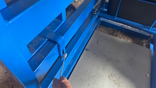 <p>Adjust the settings for the size of the cattle:</p>
<ul>
<li>Side panels so only one animal can enter at a time</li>
<li>Tub position for access with only two feet in the platform</li>
</ul>