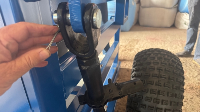 <p>Connect the ratchet jacks</p>
