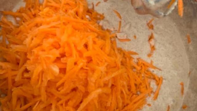 <p>Add the pineapple, carrots and pecans and mix.</p>
