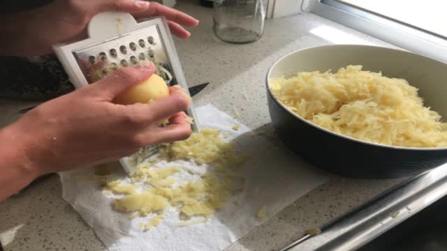 <p>When cool, peel and grate coarsely.</p>