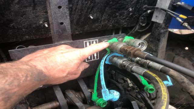 <p>MUST hook Hydrolics into left green side</p>
