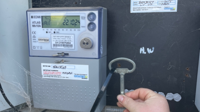 <p>Get key and check no display on meter</p>