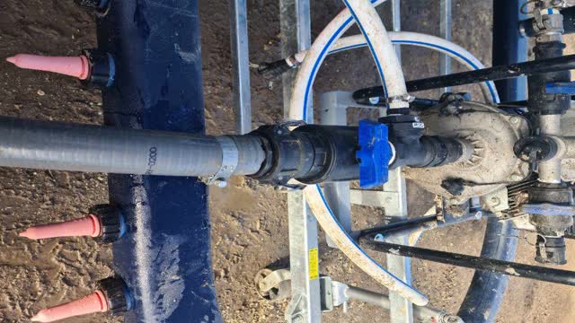<p>Connect other end of the LONG grey hose to the pump.</p>
