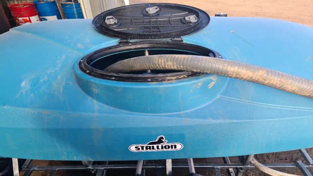 <p>Place other end of the SHORT grey hose in through the lid.</p>