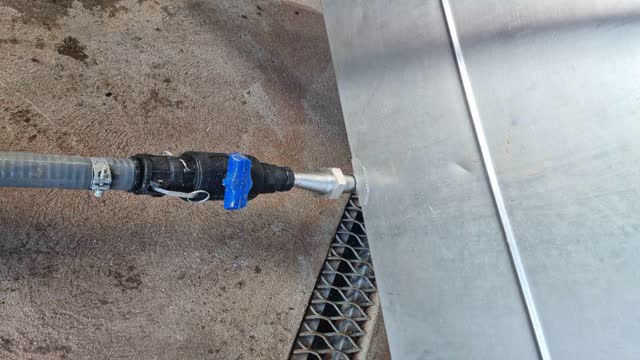 <p>Open the valve on the calf vat. Make sure the valve inside the is open to.</p>