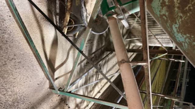 <p>Keep platform spinning while cows are loading and walk to the green silo make sure the auger goes each time a cow goes on platform</p>