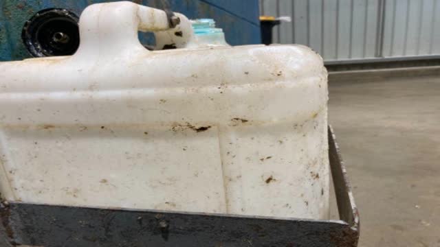 <p>The drum needs to be filled to just above the metal bracket</p>