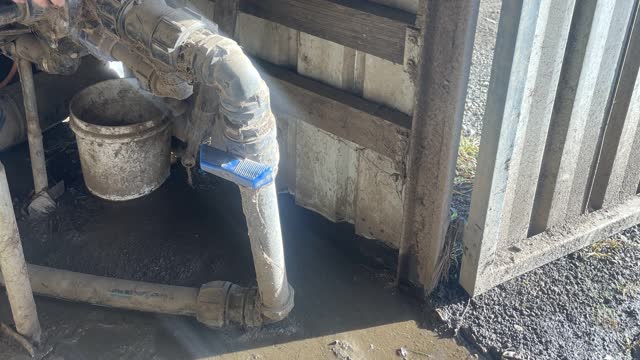 <p>Turn off water so blue tap is in this position</p>