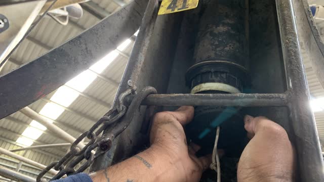 <p>Insert the ram in the ram holder, keeping the shorter end of the string facing front without crossing the string.</p>