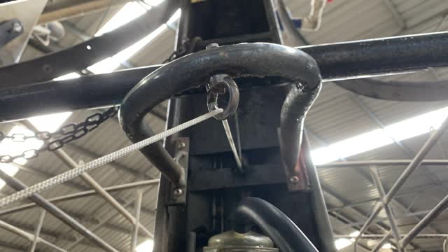 <p>Insert the string through the string holder at the back to the front.</p>