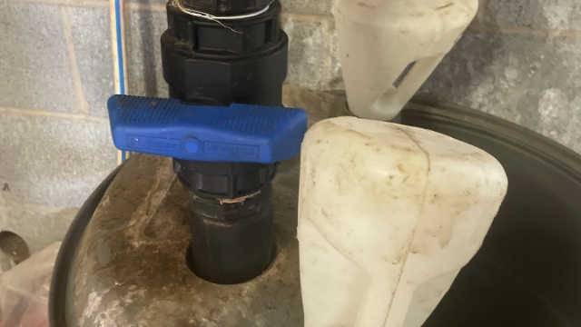 <p>Turn this tap on to start the wash</p>