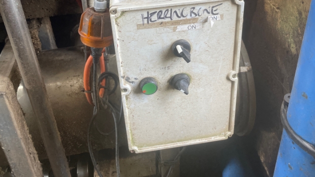 <p>1-15 is for all cows to get grain the switch will be to the left</p>
<p>Switch to the right for the front 6cows only to get grain</p>
<p>Press green button for crushed grain only to drop.</p>