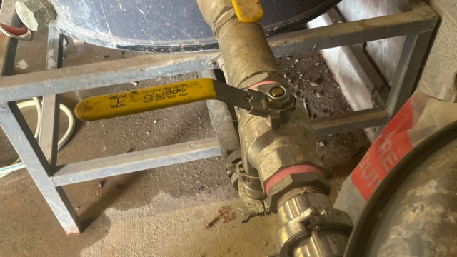 <p>Turn this tap fully on for 15-20 seconds or half a drum</p>