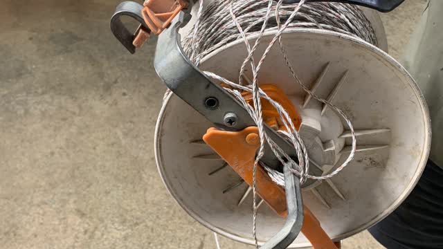 <p>Otherwise the wire will come off the inside of the reel and create a tangled mess😡</p>