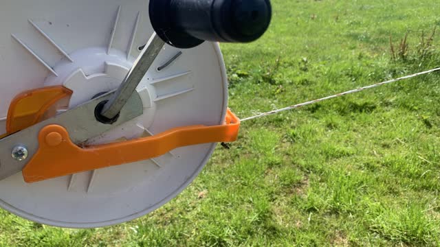 <p>It’s important you keep the wire under tension at all time.</p>